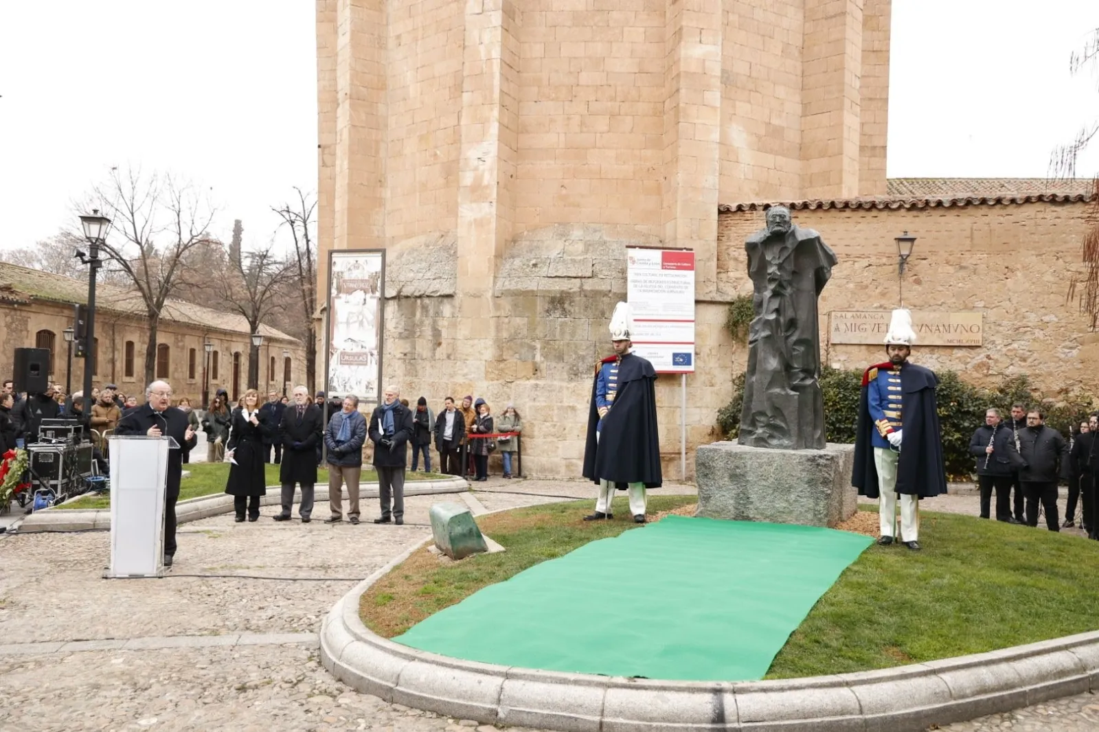 Homenaje a Miguel de Unamuno en Salamanca, junto a la que fue su casa. Foto de David Sañudo