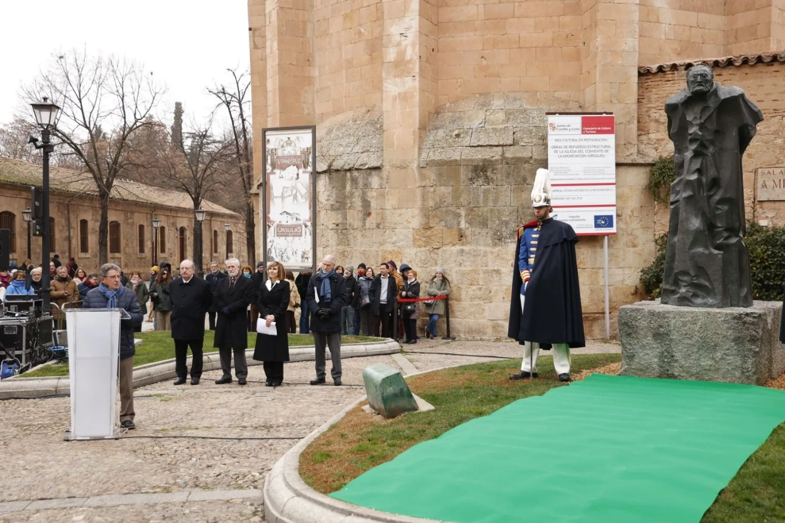 Homenaje a Miguel de Unamuno en Salamanca, junto a la que fue su casa. Foto de David Sañudo