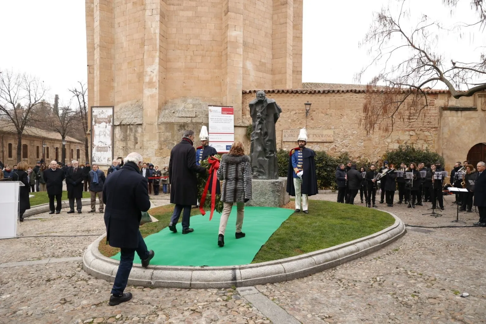 Homenaje a Miguel de Unamuno en Salamanca, junto a la que fue su casa. Foto de David Sañudo