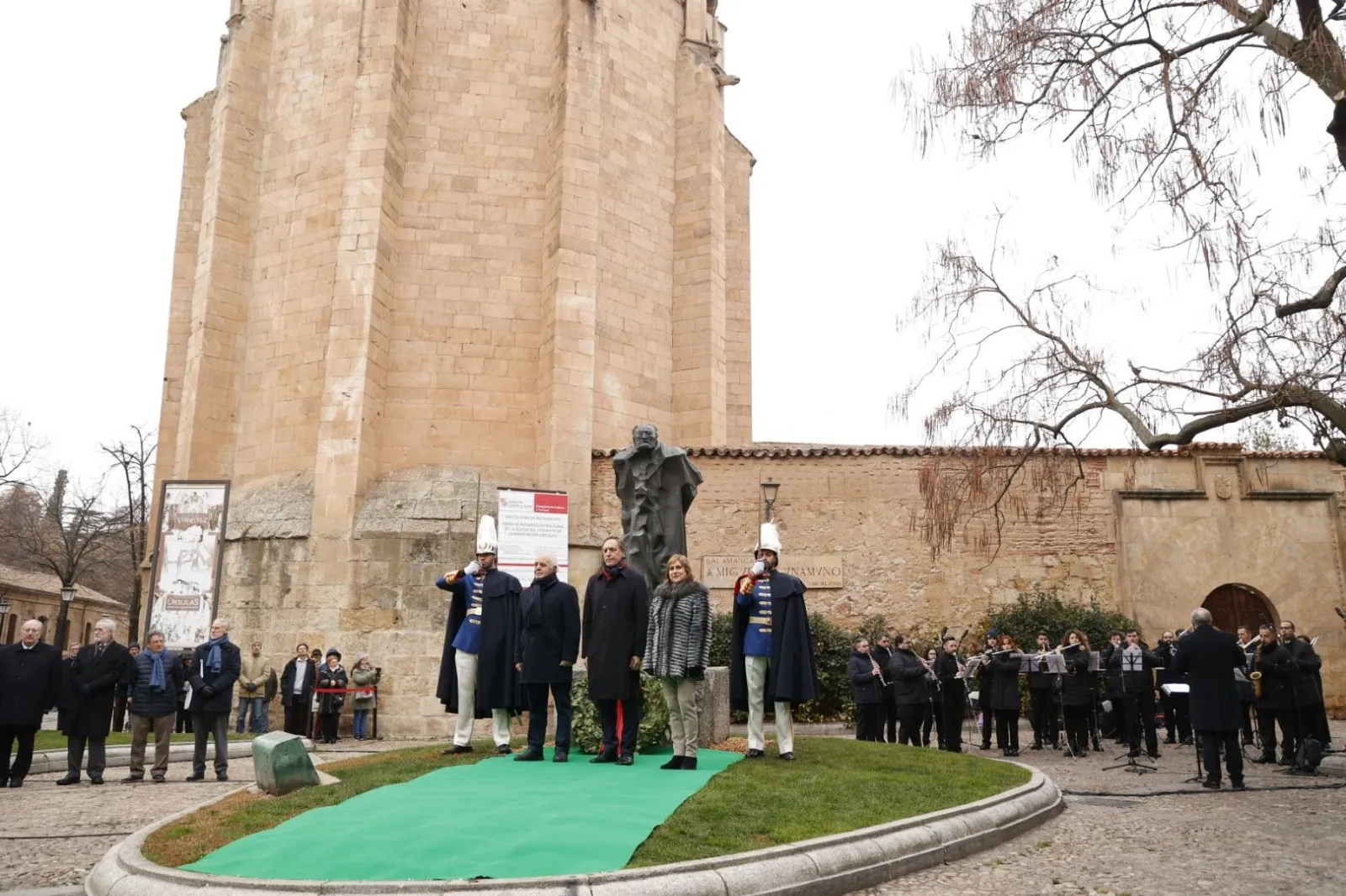 Homenaje a Miguel de Unamuno en Salamanca, junto a la que fue su casa. Foto de David Sañudo