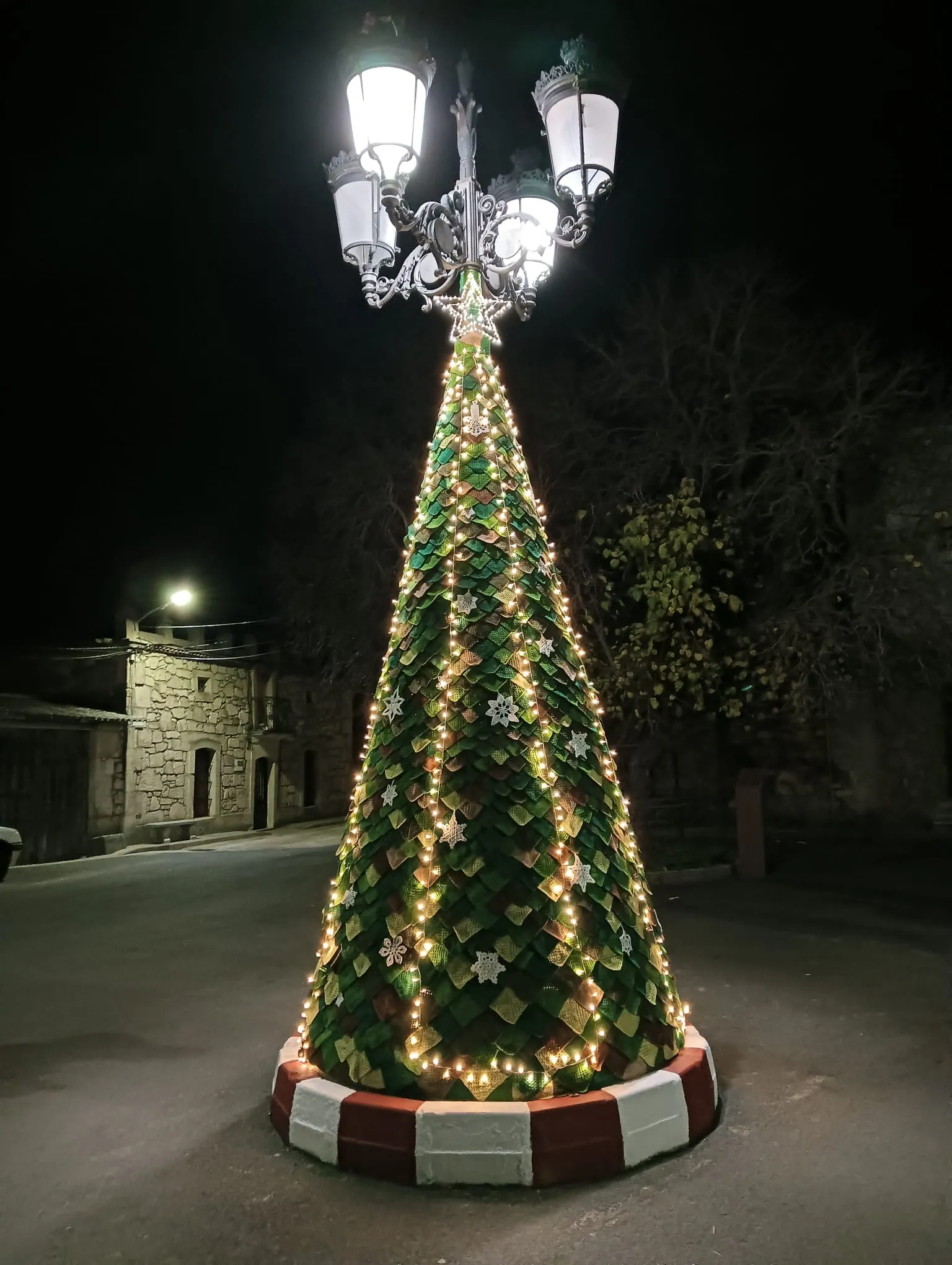 Foto 2 - El original &aacute;rbol de ganchillo realizado por una veintena de mujeres en Torresmenudas 