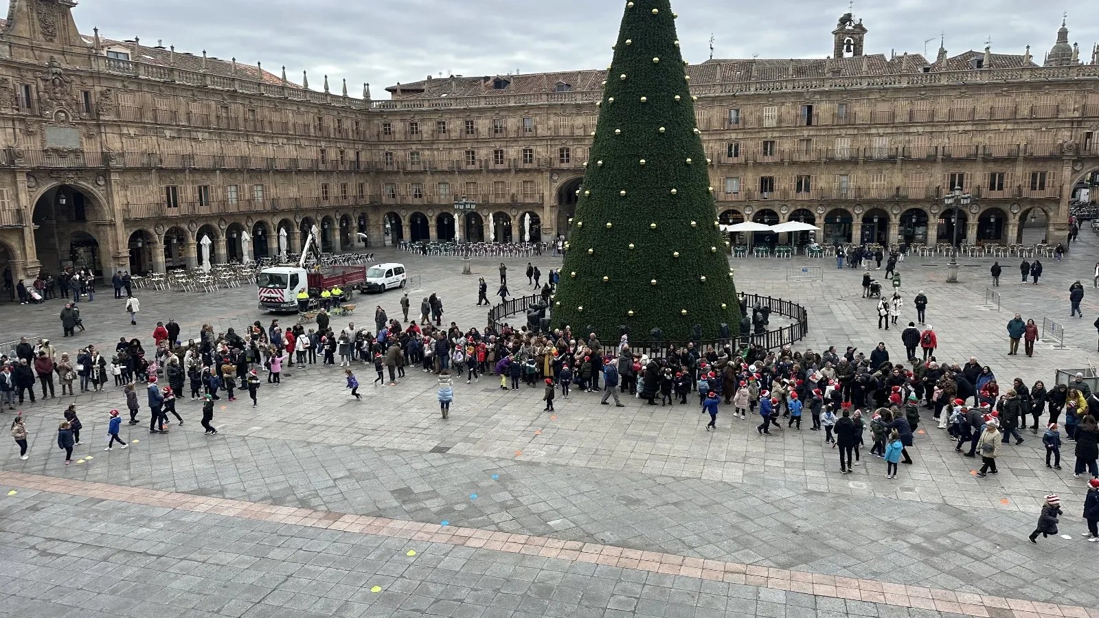 Foto 2 - La Plaza Mayor de Salamanca se llena de luz y alegr&iacute;a con el flashmob de los alumnos de Maristas