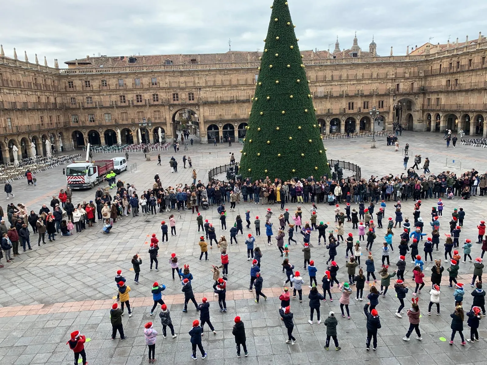 Foto 4 - La Plaza Mayor de Salamanca se llena de luz y alegr&iacute;a con el flashmob de los alumnos de Maristas