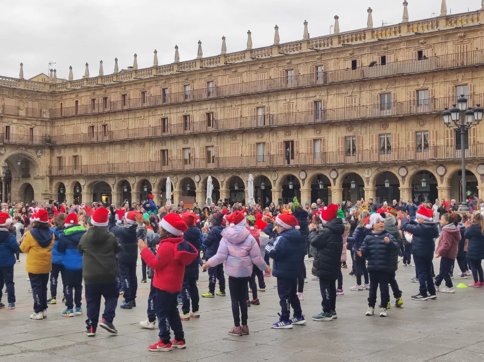 Foto 6 - La Plaza Mayor de Salamanca se llena de luz y alegr&iacute;a con el flashmob de los alumnos de Maristas