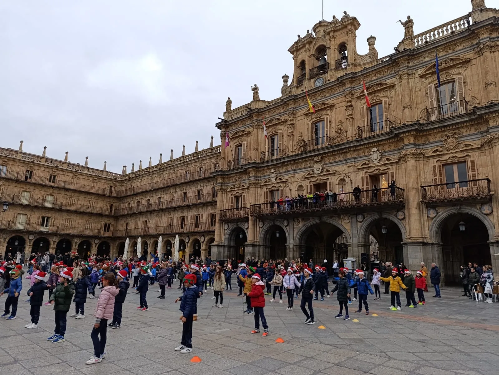Foto 5 - La Plaza Mayor de Salamanca se llena de luz y alegr&iacute;a con el flashmob de los alumnos de Maristas