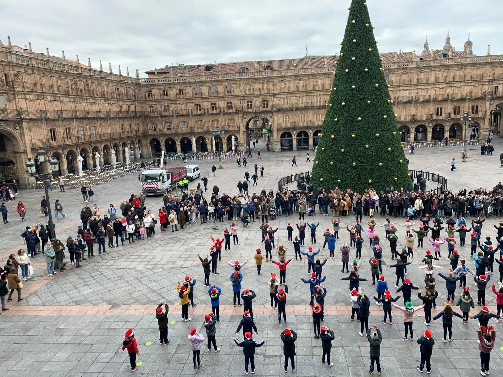 Foto 7 - La Plaza Mayor de Salamanca se llena de luz y alegr&iacute;a con el flashmob de los alumnos de Maristas