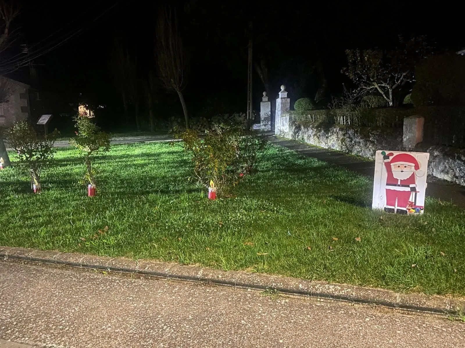 Elementos navideños adornan las calles de Villaseco de los Reyes