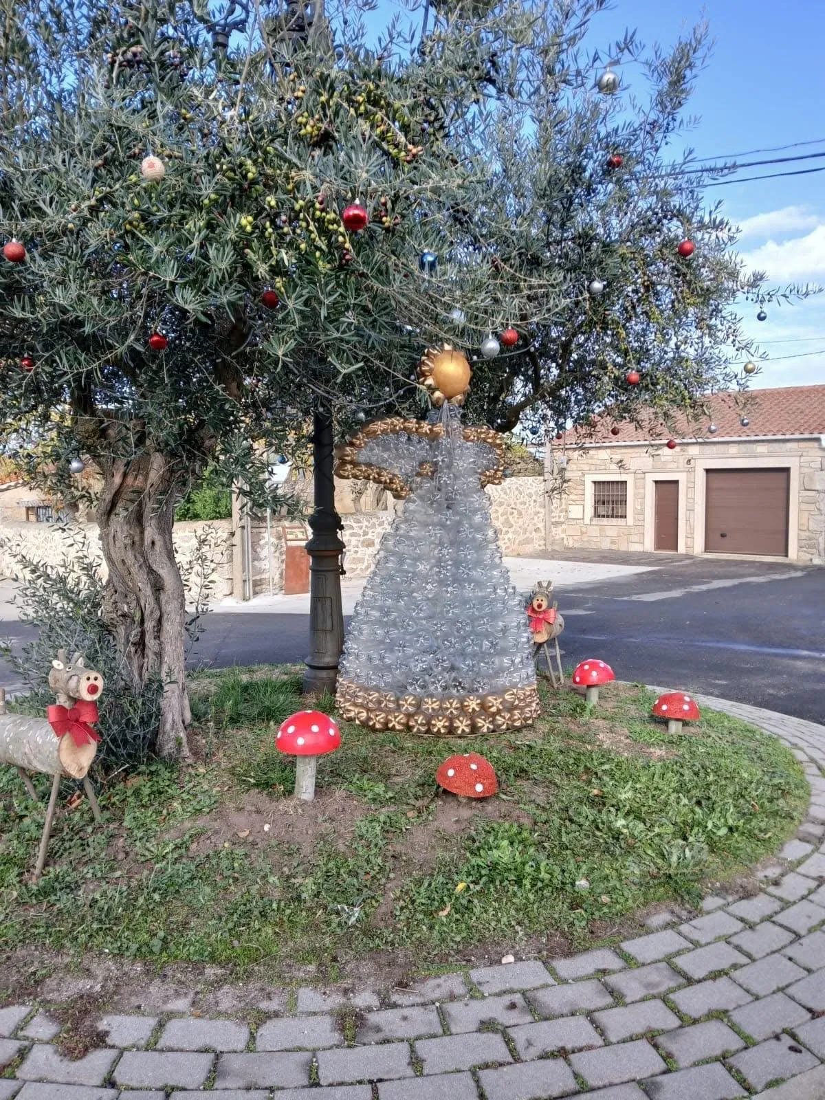 Elementos navideños adornan las calles de Villaseco de los Reyes