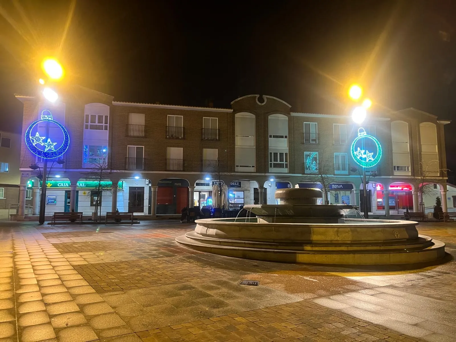 Foto 2 - Carbajosa da la bienvenida a la Navidad con el tradicional encendido de los adornos luminosos