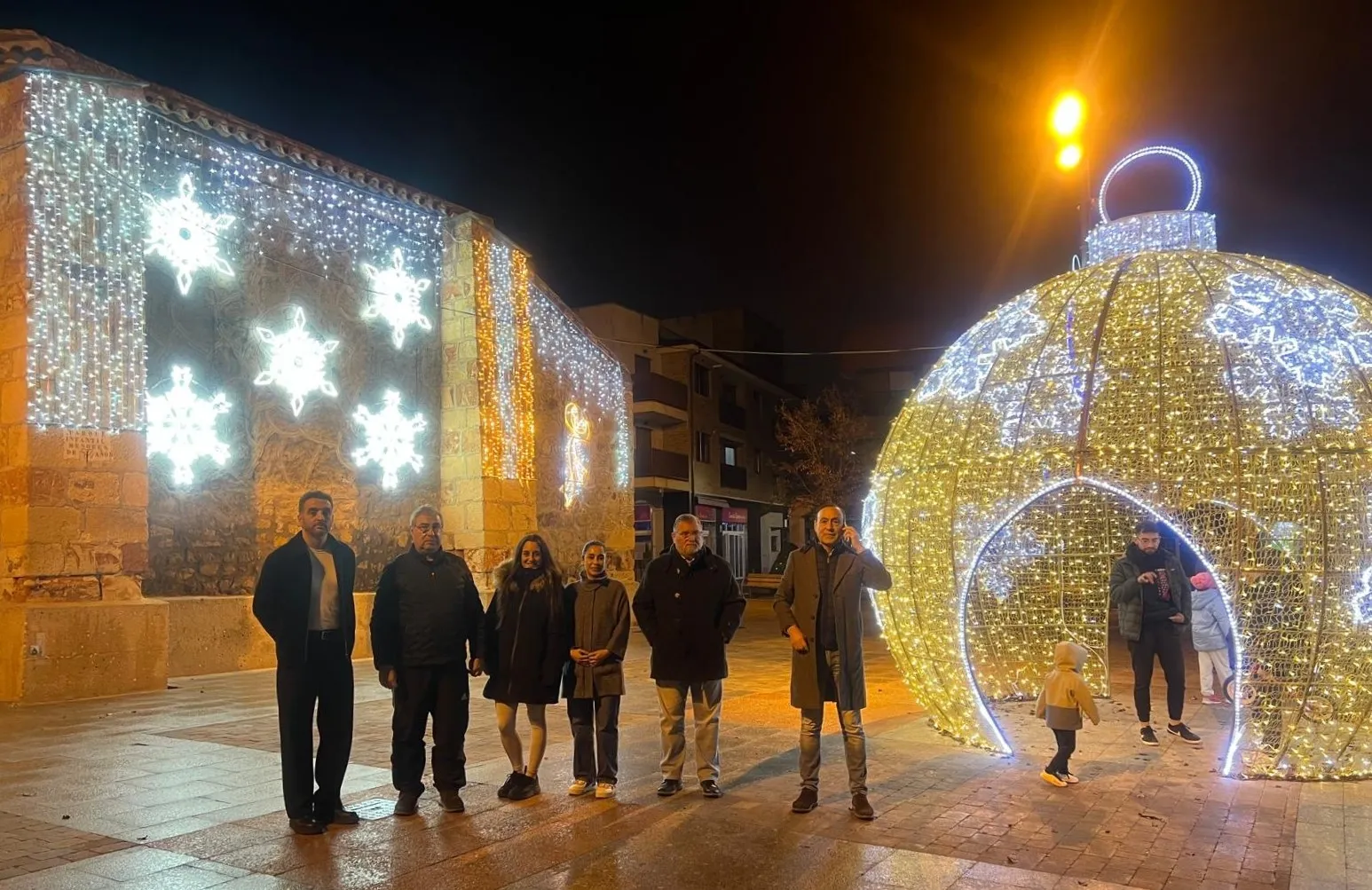 Foto 3 - Carbajosa da la bienvenida a la Navidad con el tradicional encendido de los adornos luminosos