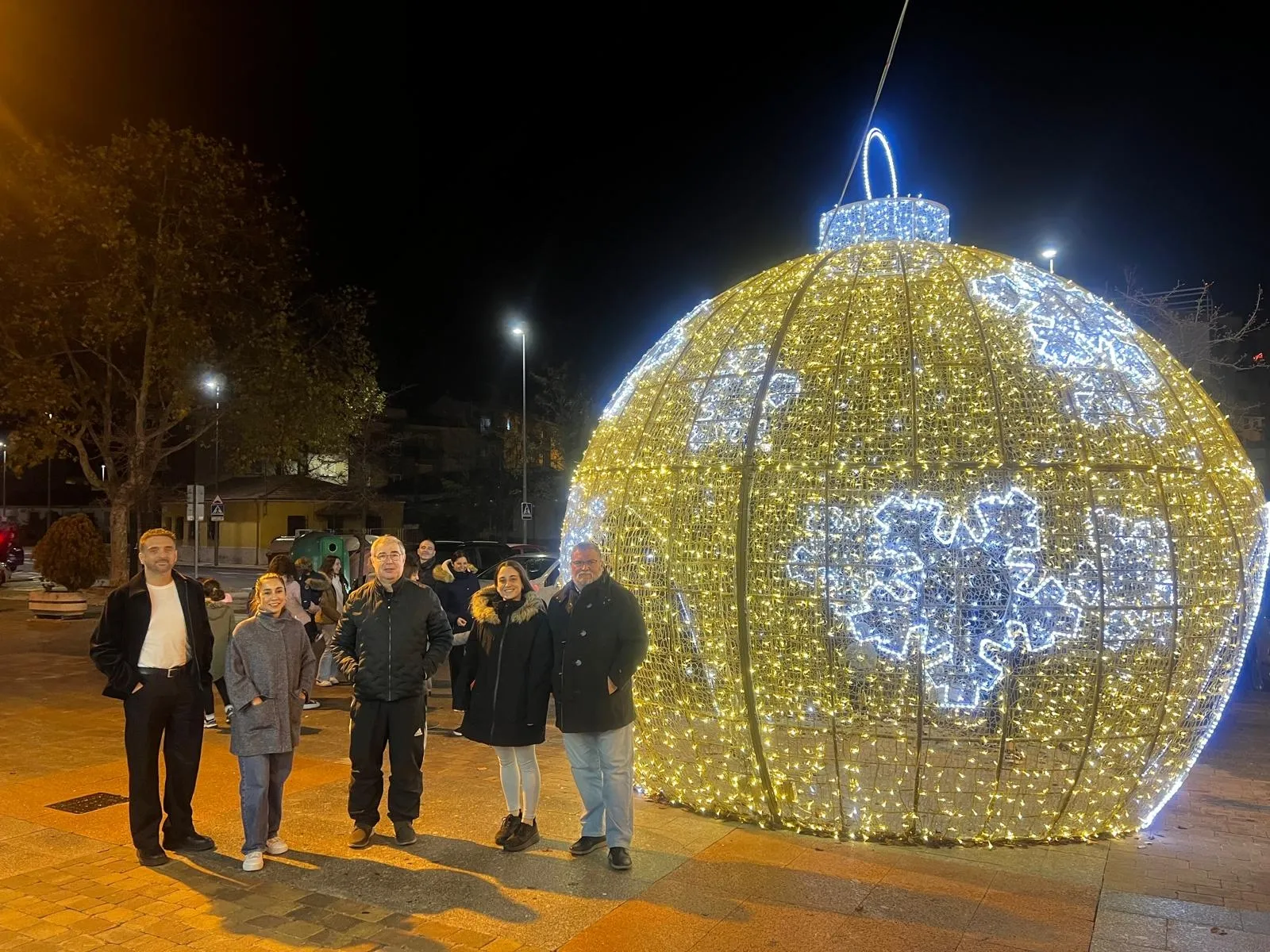 Foto 4 - Carbajosa da la bienvenida a la Navidad con el tradicional encendido de los adornos luminosos