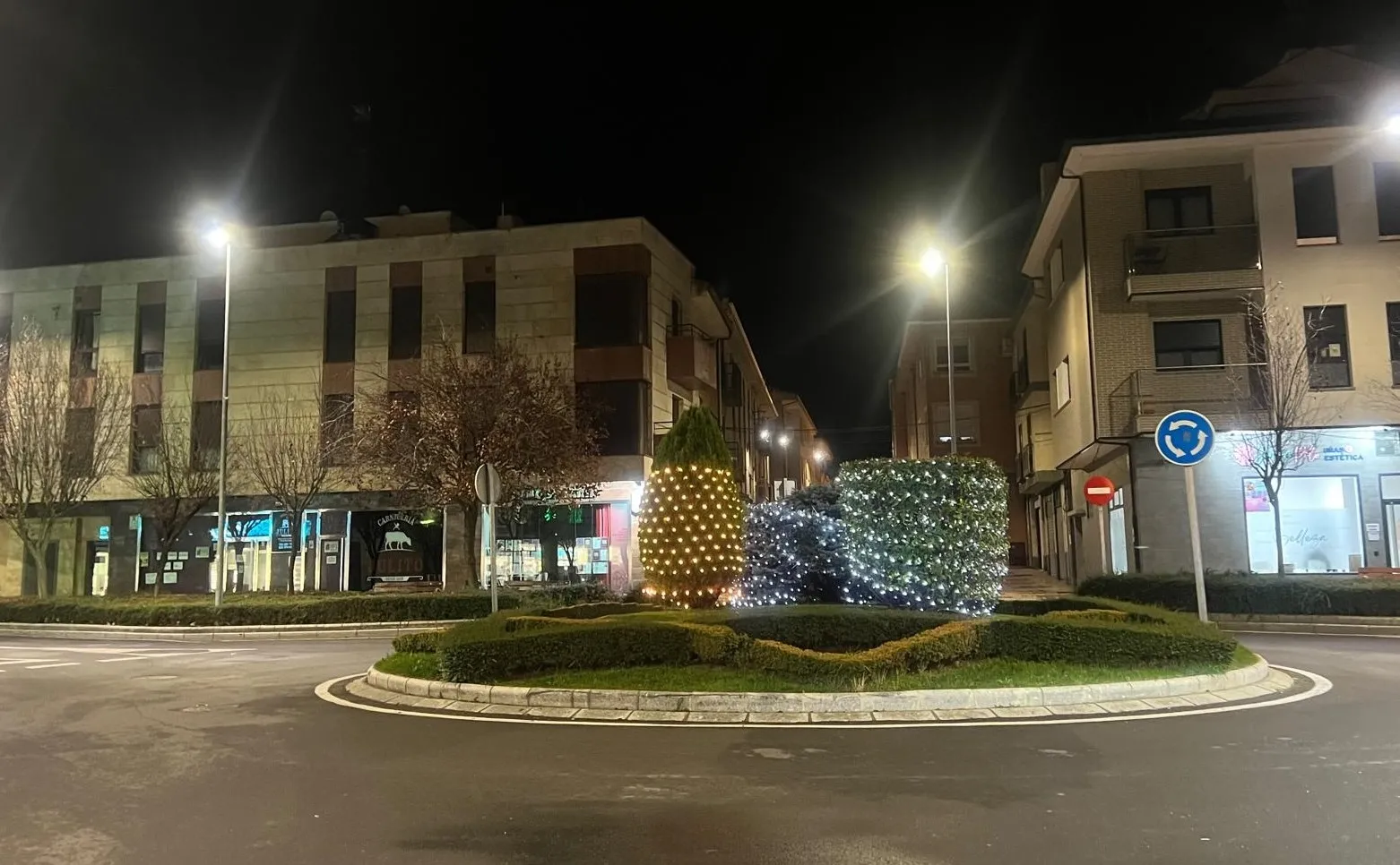 Foto 5 - Carbajosa da la bienvenida a la Navidad con el tradicional encendido de los adornos luminosos