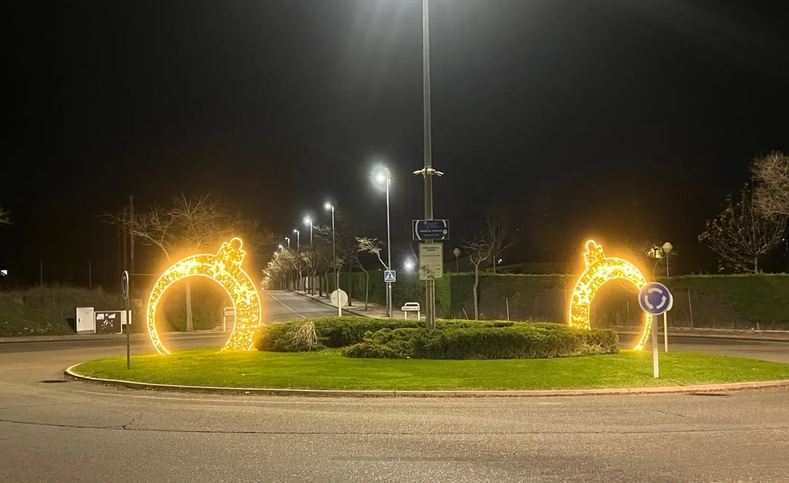 Foto 7 - Carbajosa da la bienvenida a la Navidad con el tradicional encendido de los adornos luminosos