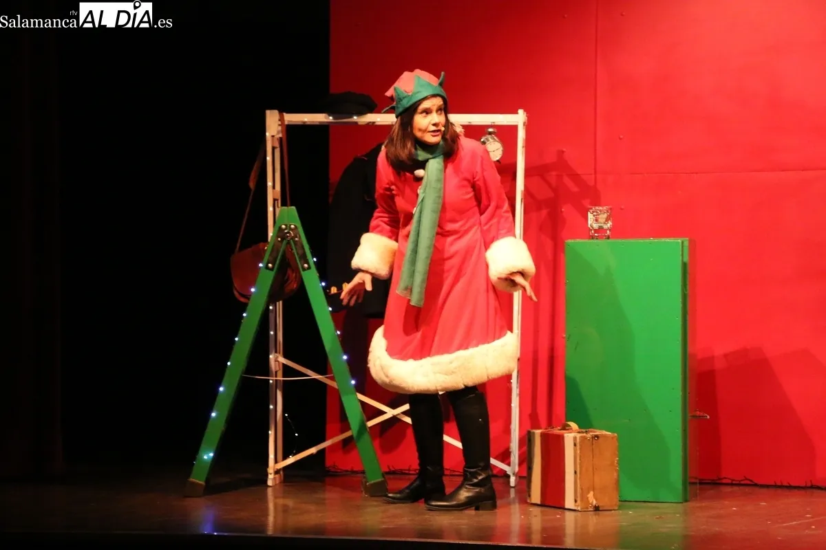 Los más pequeños disfrutan en Vitigudino del espectáculo ‘Papá Noel y la magia de la Navidad’ de Zolopotrokoteatro / CORRAL