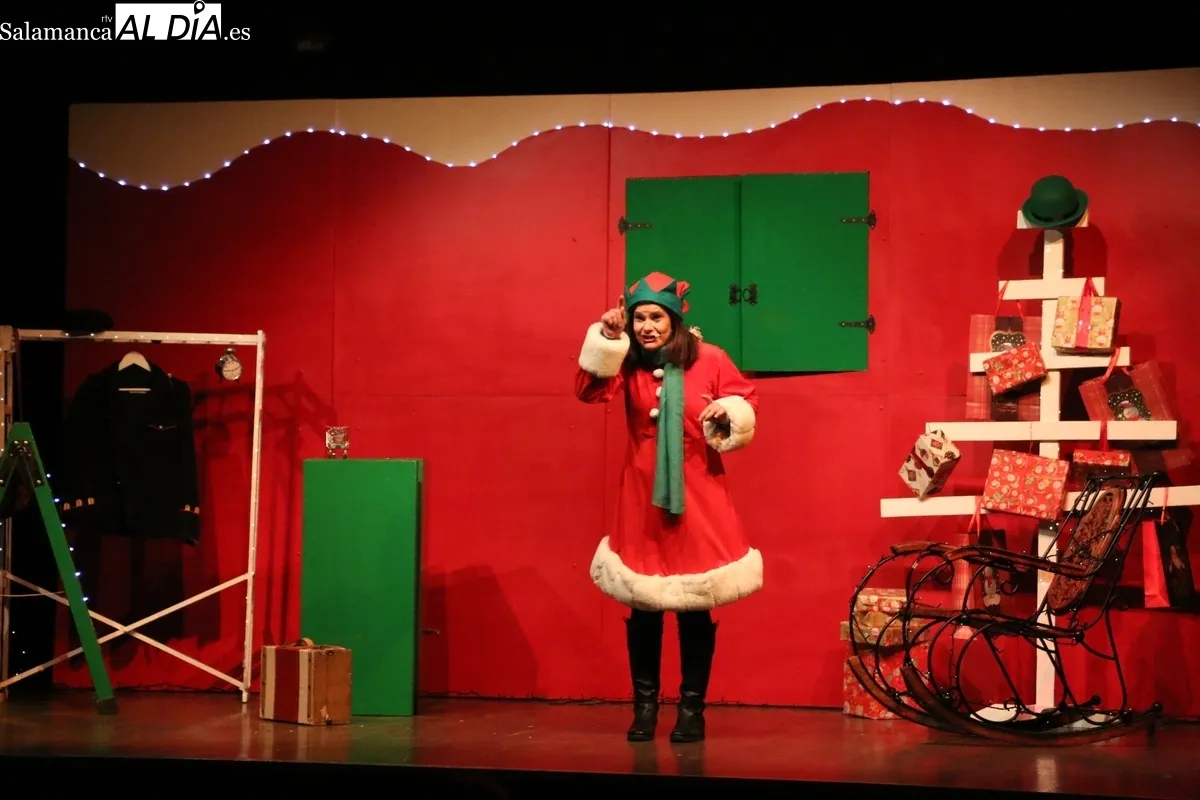 Los más pequeños disfrutan en Vitigudino del espectáculo ‘Papá Noel y la magia de la Navidad’ de Zolopotrokoteatro / CORRAL