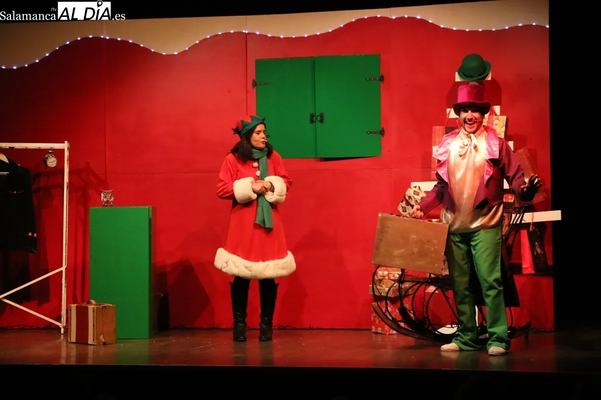 Los más pequeños disfrutan en Vitigudino del espectáculo ‘Papá Noel y la magia de la Navidad’ de Zolopotrokoteatro / CORRAL