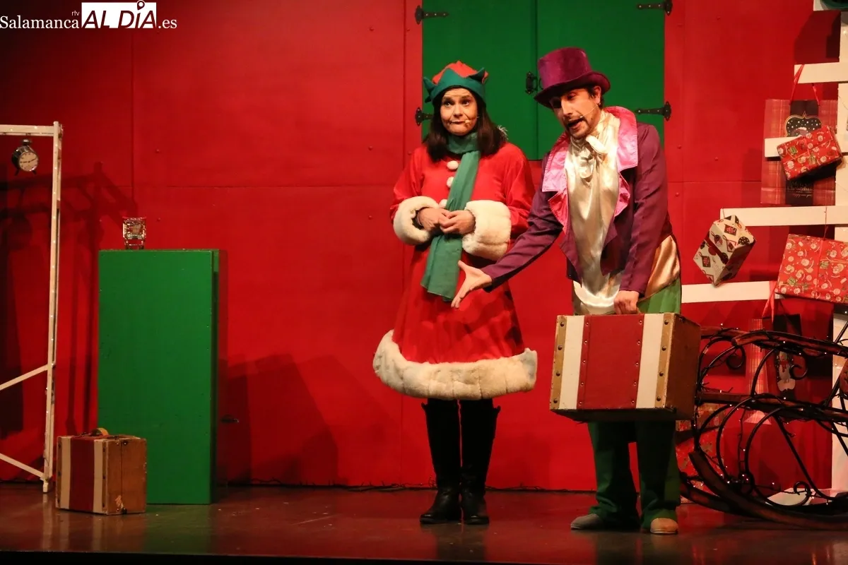 Los más pequeños disfrutan en Vitigudino del espectáculo ‘Papá Noel y la magia de la Navidad’ de Zolopotrokoteatro / CORRAL