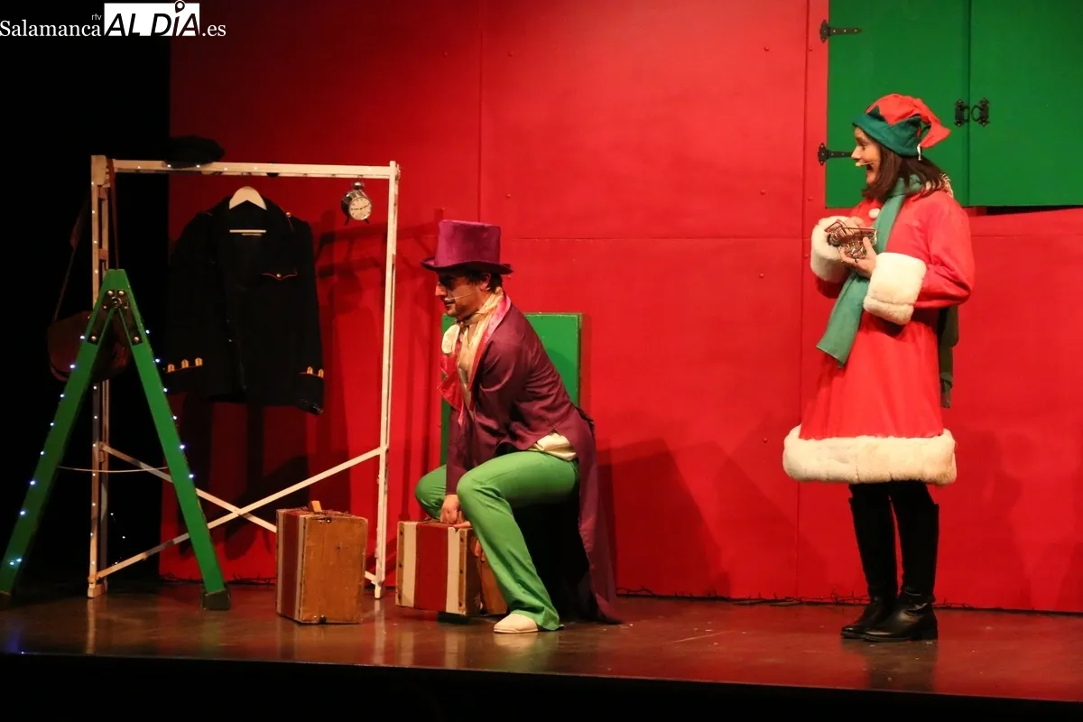 Los más pequeños disfrutan en Vitigudino del espectáculo ‘Papá Noel y la magia de la Navidad’ de Zolopotrokoteatro / CORRAL