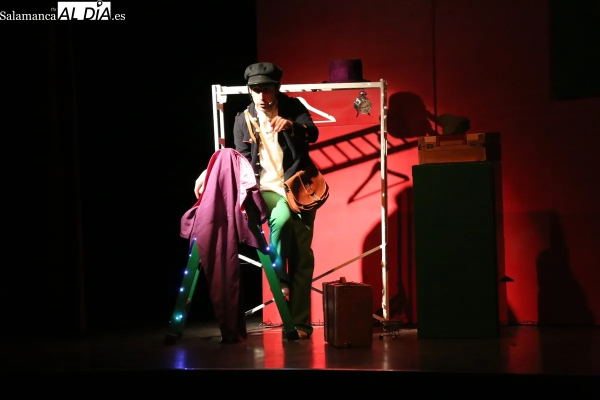 Los más pequeños disfrutan en Vitigudino del espectáculo ‘Papá Noel y la magia de la Navidad’ de Zolopotrokoteatro / CORRAL