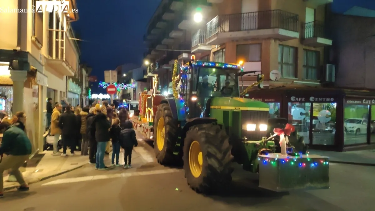 Papá Noel inunda Vitigudino de ilusión y alegría  / CORRAL