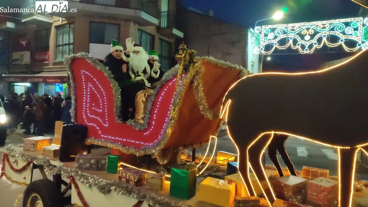 Papá Noel inunda Vitigudino de ilusión y alegría  / CORRAL
