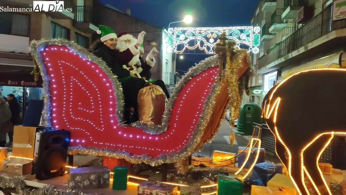Papá Noel inunda Vitigudino de ilusión y alegría  / CORRAL