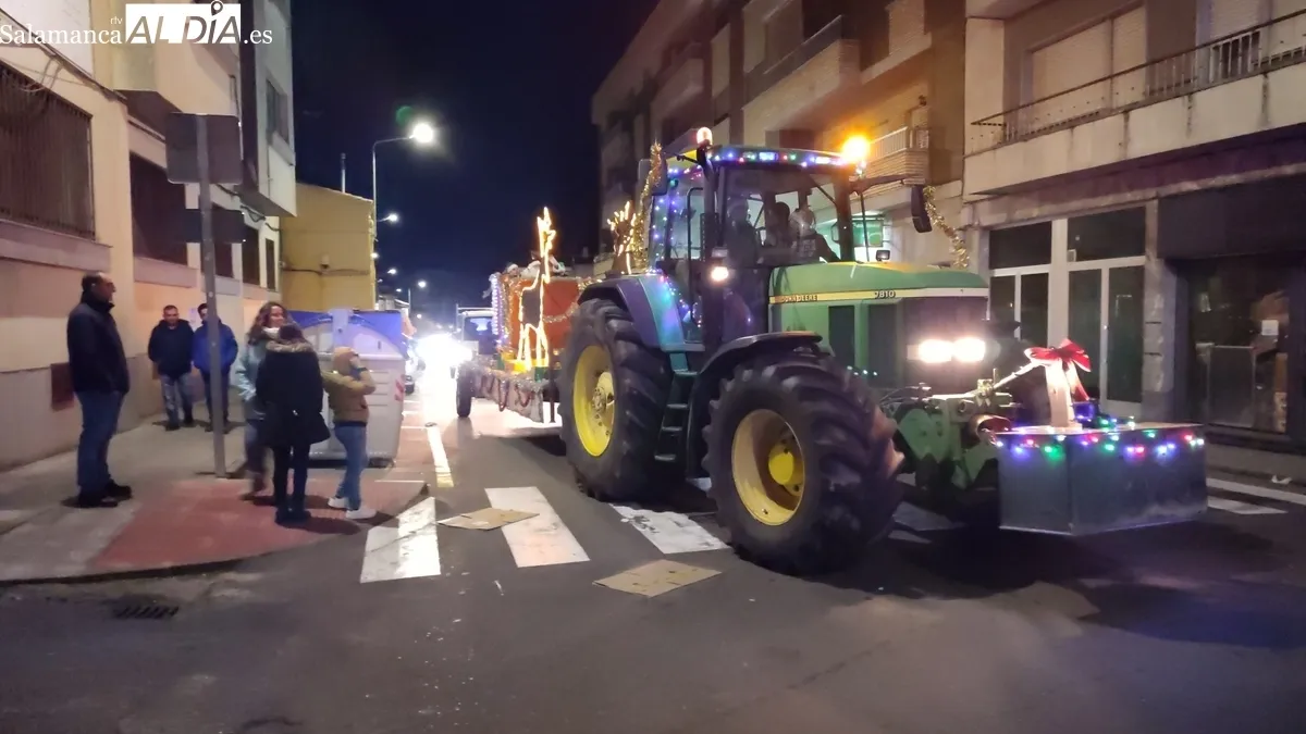 Papá Noel inunda Vitigudino de ilusión y alegría  / CORRAL