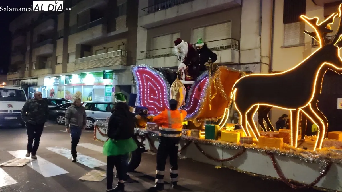 Papá Noel inunda Vitigudino de ilusión y alegría  / CORRAL