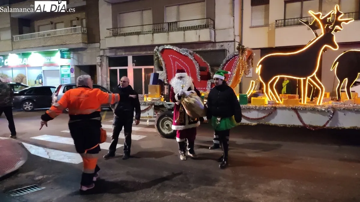 Papá Noel inunda Vitigudino de ilusión y alegría  / CORRAL