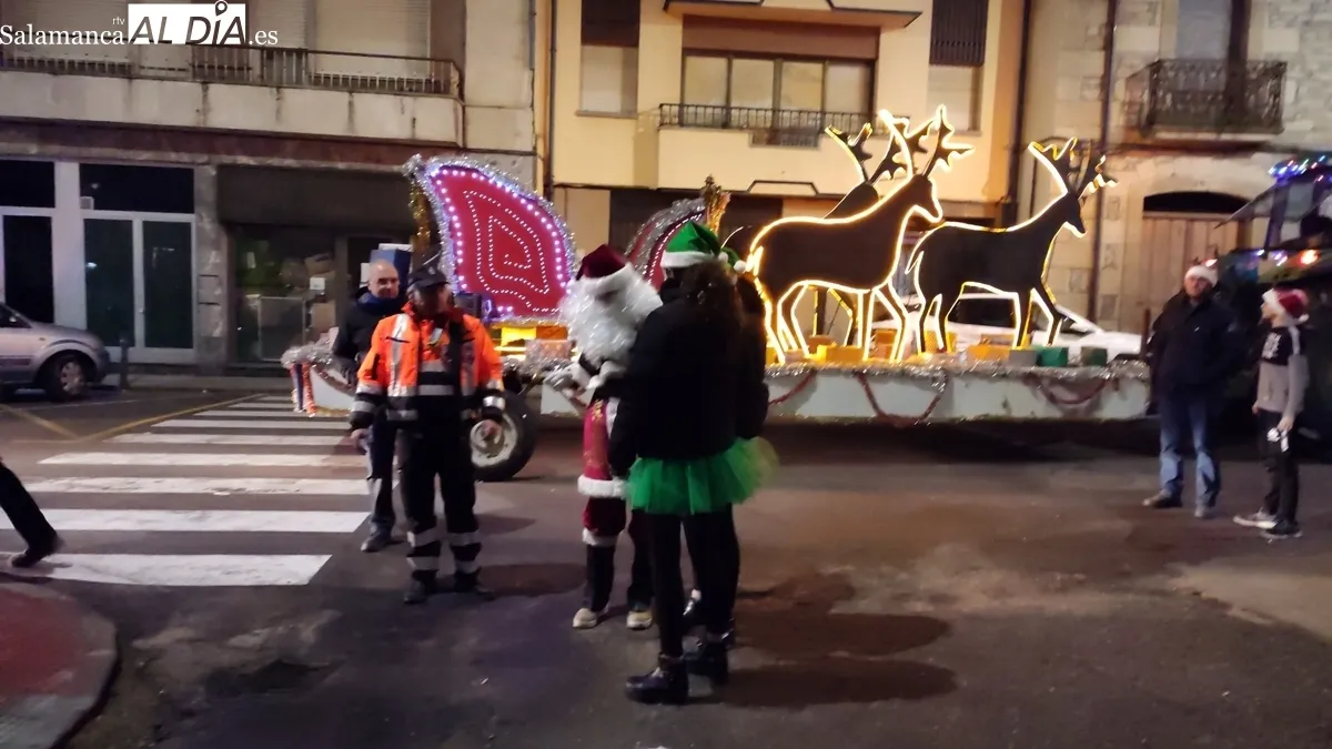 Papá Noel inunda Vitigudino de ilusión y alegría  / CORRAL