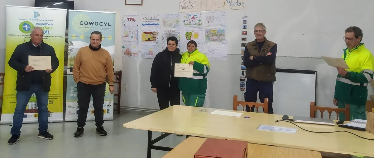 Foto 2 - Los 12 alumnos de la acci&oacute;n &lsquo;Campo de Yeltes en Verde&rsquo; reciben sus diplomas