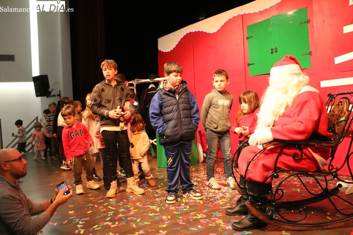 Los niños disfrutan en Vitigudino del espectáculo ‘Papá Noel y la magia de la Navidad’