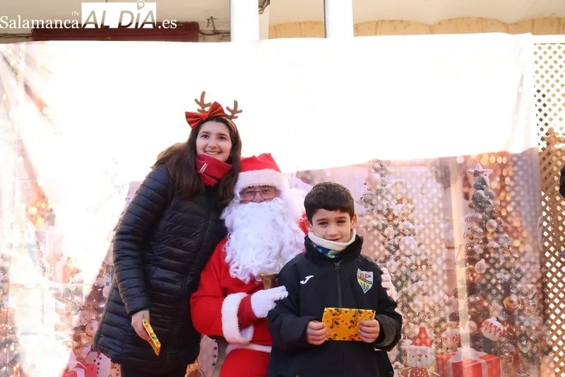 Foto 9 - Pap&aacute; Noel llega a Alba de Tormes en moto, repartiendo ilusi&oacute;n y sonrisas