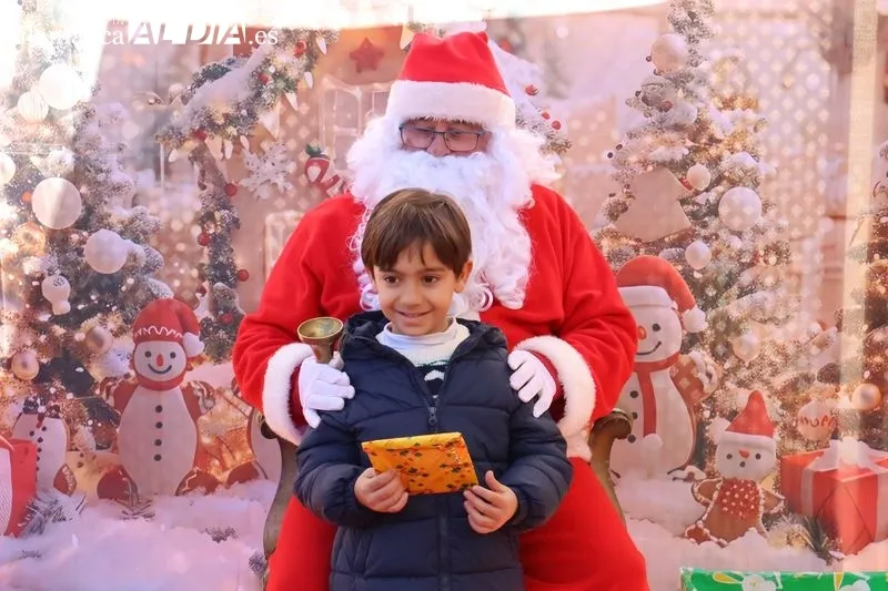 Foto 5 - Pap&aacute; Noel llega a Alba de Tormes en moto, repartiendo ilusi&oacute;n y sonrisas