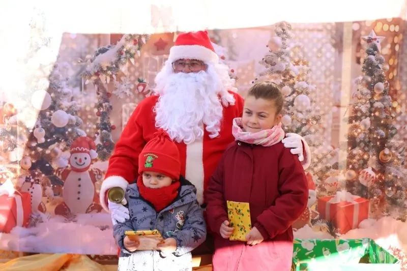 Foto 4 - Pap&aacute; Noel llega a Alba de Tormes en moto, repartiendo ilusi&oacute;n y sonrisas