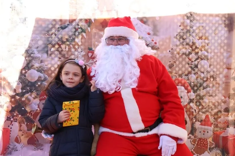 Foto 2 - Pap&aacute; Noel llega a Alba de Tormes en moto, repartiendo ilusi&oacute;n y sonrisas