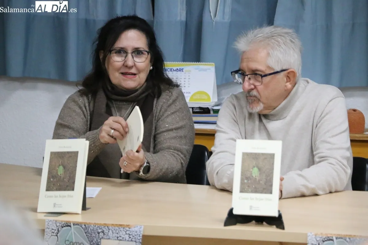 Toño Blázquez presenta en Vitigudino su libro 'Como las hojas frías' / CORRAL 