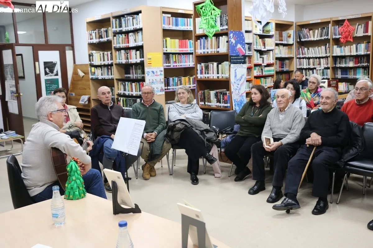 Toño Blázquez presenta en Vitigudino su libro 'Como las hojas frías' / CORRAL 