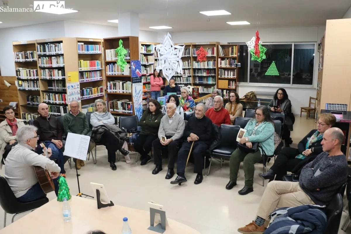 Toño Blázquez presenta en Vitigudino su libro 'Como las hojas frías' / CORRAL 