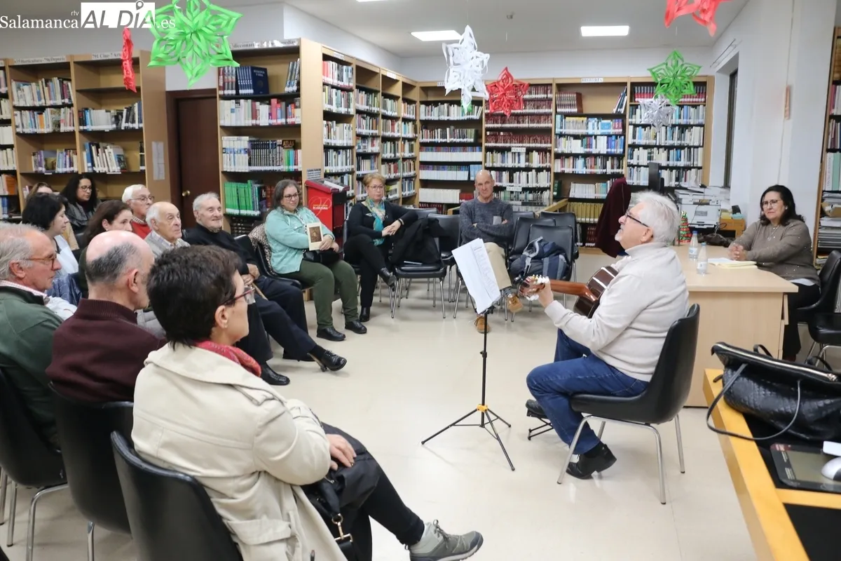 Toño Blázquez presenta en Vitigudino su libro 'Como las hojas frías' / CORRAL 