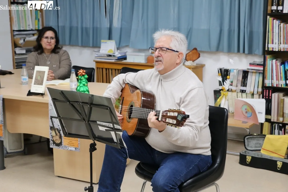 Toño Blázquez presenta en Vitigudino su libro 'Como las hojas frías' / CORRAL 
