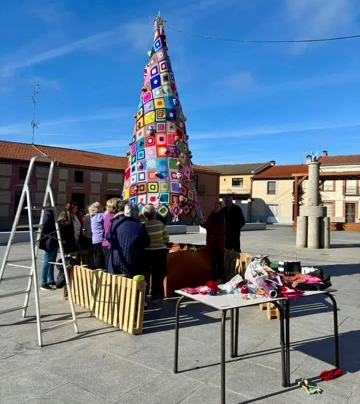 El árbol de Navidad de ganchillo esta instalado en la Plaza de la Paz. Ayto de Mancera de Abajo