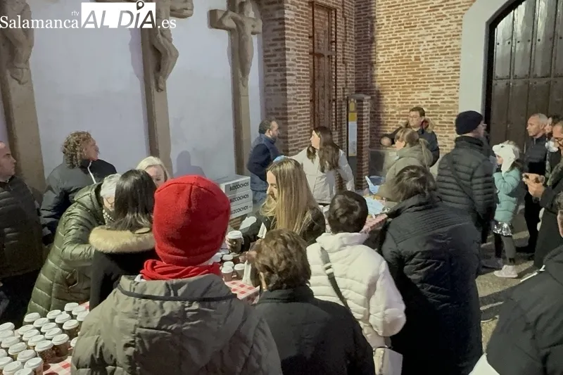 Foto 3 - Cientos de personas participan en la gran chocolatada ben&eacute;fica de la cofrad&iacute;a del Humilladero