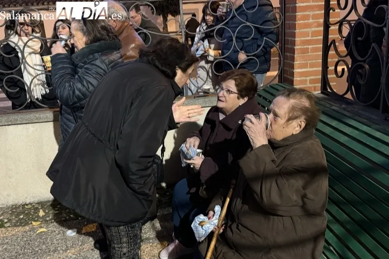 Foto 2 - Cientos de personas participan en la gran chocolatada ben&eacute;fica de la cofrad&iacute;a del Humilladero