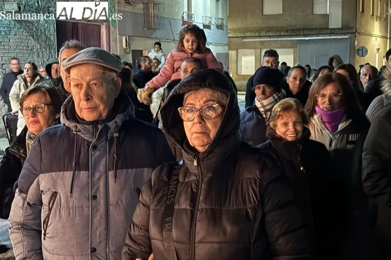 Foto 11 - Multitudinario ambiente y miradas de ilusi&oacute;n acompa&ntilde;an el encendido del d&eacute;cimo &aacute;rbol de Navidad creado por Villoruela se Mueve y la solidaridad vecinal 