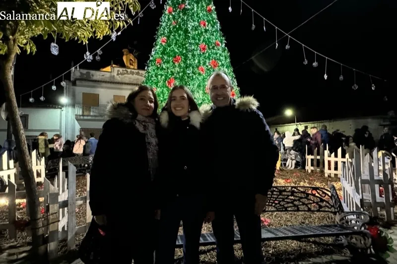 Foto 10 - Multitudinario ambiente y miradas de ilusi&oacute;n acompa&ntilde;an el encendido del d&eacute;cimo &aacute;rbol de Navidad creado por Villoruela se Mueve y la solidaridad vecinal 