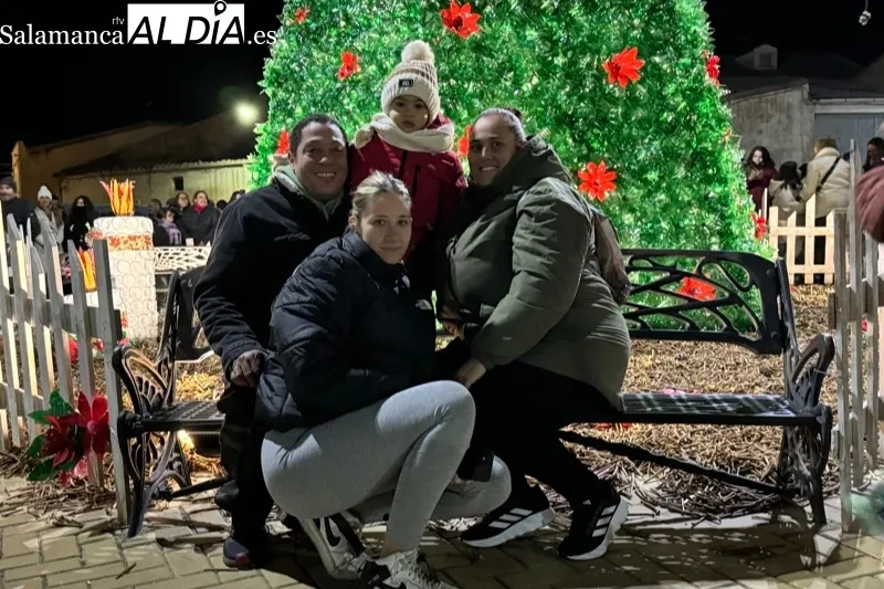 Foto 9 - Multitudinario ambiente y miradas de ilusi&oacute;n acompa&ntilde;an el encendido del d&eacute;cimo &aacute;rbol de Navidad creado por Villoruela se Mueve y la solidaridad vecinal 
