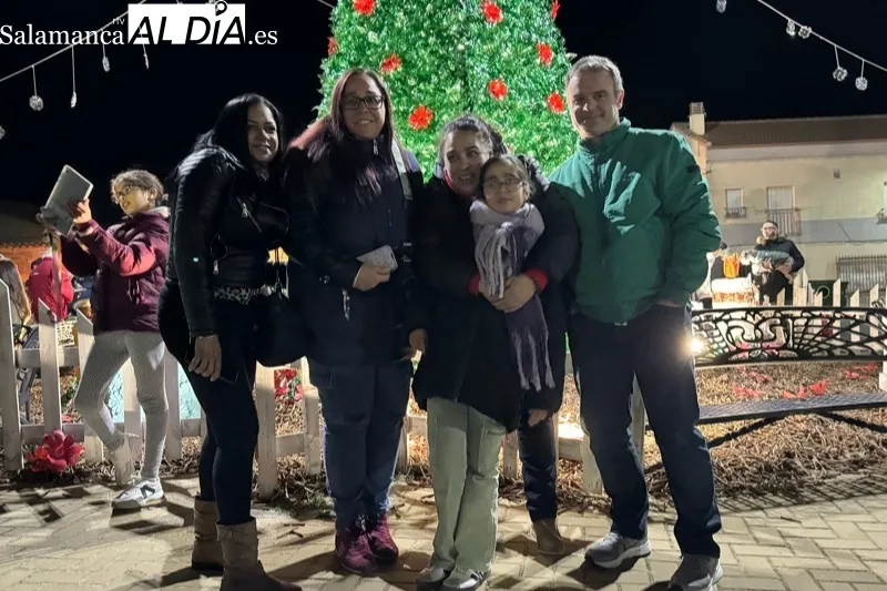 Foto 7 - Multitudinario ambiente y miradas de ilusi&oacute;n acompa&ntilde;an el encendido del d&eacute;cimo &aacute;rbol de Navidad creado por Villoruela se Mueve y la solidaridad vecinal 