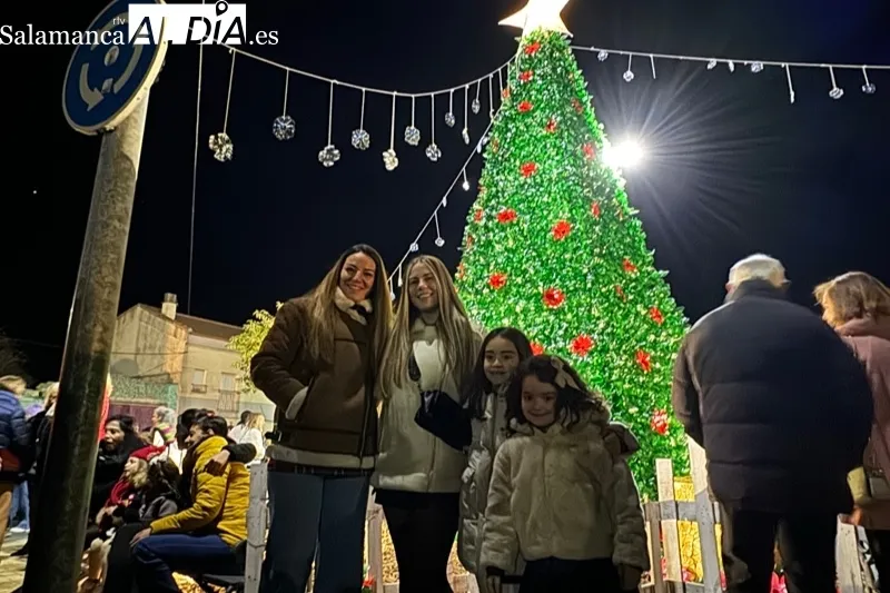 Foto 6 - Multitudinario ambiente y miradas de ilusi&oacute;n acompa&ntilde;an el encendido del d&eacute;cimo &aacute;rbol de Navidad creado por Villoruela se Mueve y la solidaridad vecinal 
