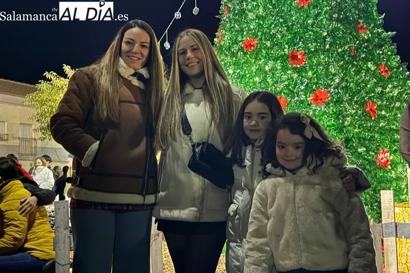 Foto 5 - Multitudinario ambiente y miradas de ilusi&oacute;n acompa&ntilde;an el encendido del d&eacute;cimo &aacute;rbol de Navidad creado por Villoruela se Mueve y la solidaridad vecinal 